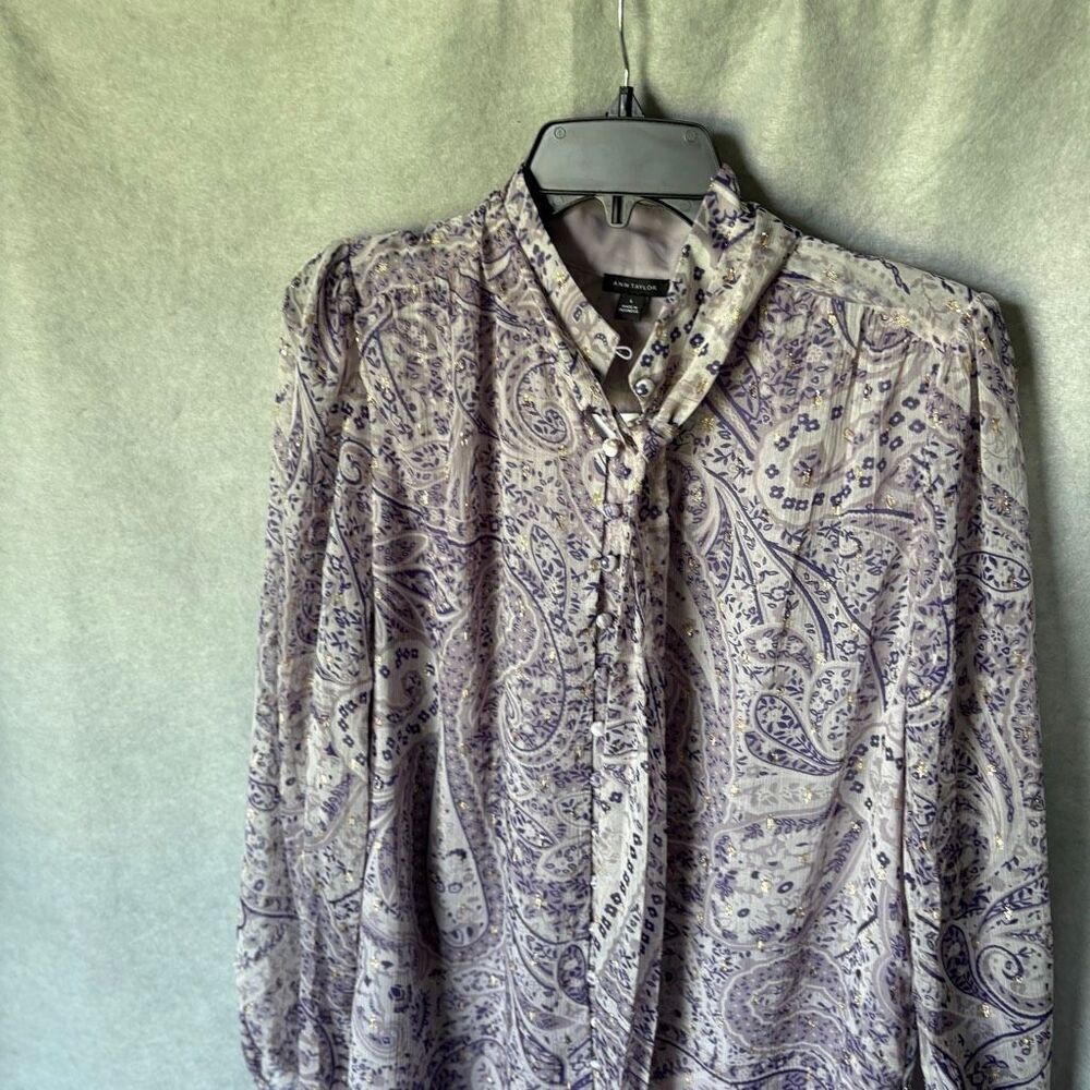 NEW Ann Taylor Purple Paisley Metallic Gold Button Down Tie Blouse Size L Boho - Picture 5 of 7